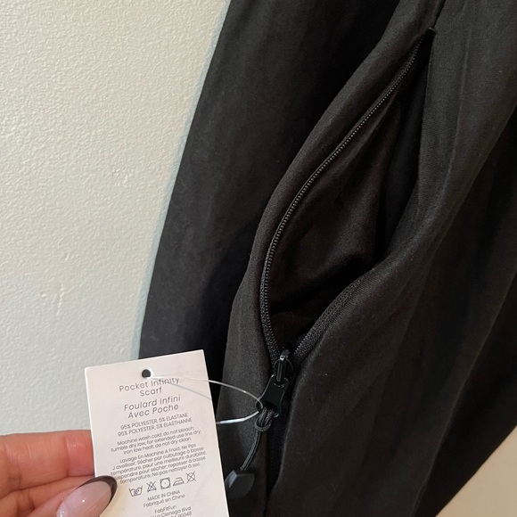 NWT Beyond Yoga Pocket Infinity Scarf Black - Picture 5 of 8